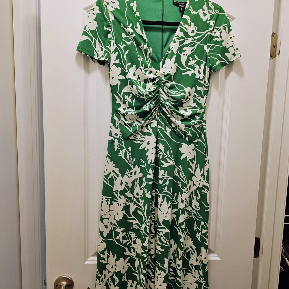 Green Floral Fit & Flare Dress Ruched V Neck Maggie London Size 2 - Picture 2 of 7